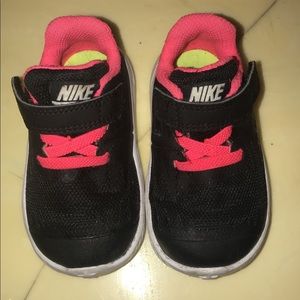 Black and pink toddler Nike 4